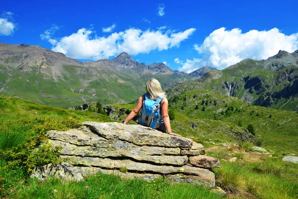 Caminhante Parque Nacional Gran Paradiso Aosta Valley Itália Bela Paisagem — Fotografia de Stock