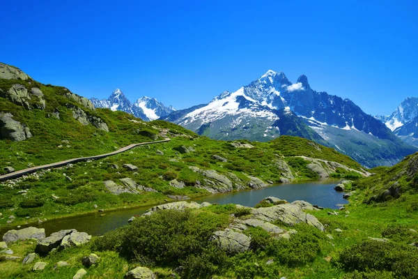 Bergslandskapet Reflekteras Sjöns Yta Naturreservat Aiguilles Rouges Franska Alperna Frankrike Stockfoto