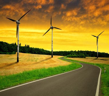 Rüzgar türbinleri ile Asfaltlı yol