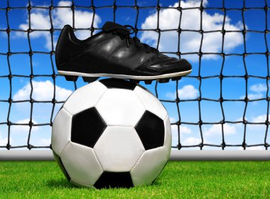 Futbol topu ve ayakkabısı