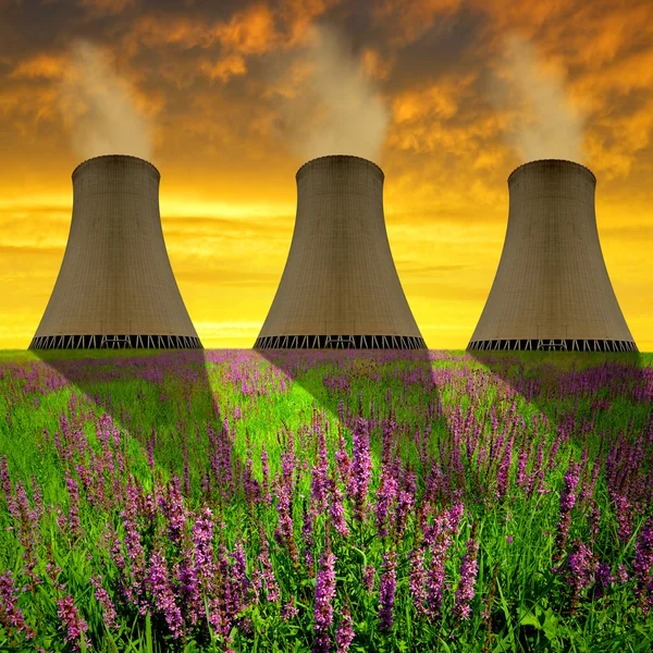 Camini della centrale nucleare — Foto Stock