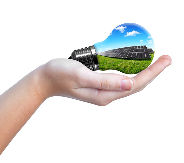 Рука держит солнечные батареи в лампочке
.