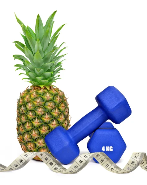 Blå fitness hantlar med ananas — Stockfoto