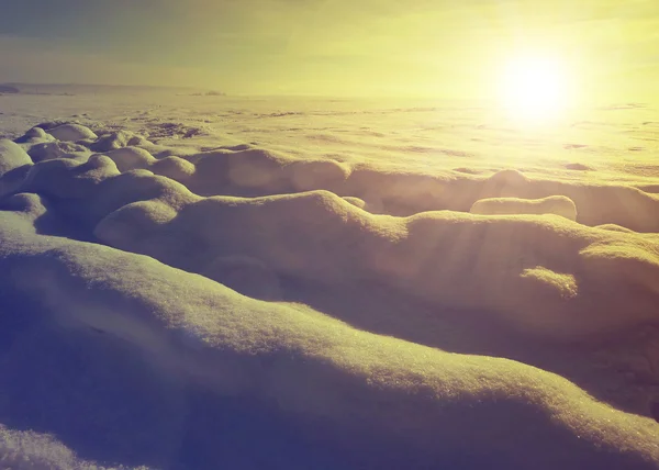 Campo cubierto de nieve al atardecer —  Fotos de Stock