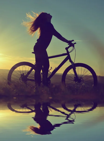 Bisikletli kız — Stok fotoğraf