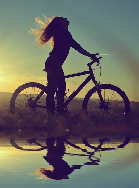 Ragazza in bicicletta — Foto Stock