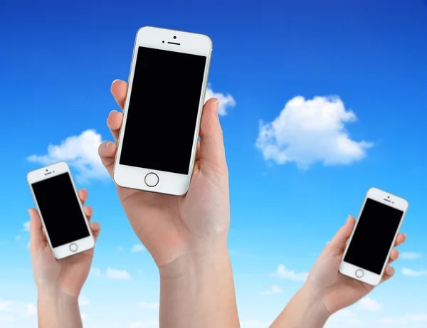 Manos de mujer sosteniendo el teléfono inteligente Apple iPhone 5S —  Fotos de Stock