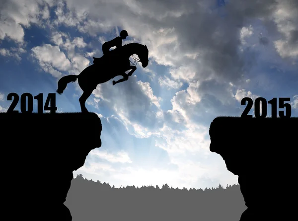 Il cavaliere sul cavallo che salta nel nuovo anno 2015 — Foto Stock
