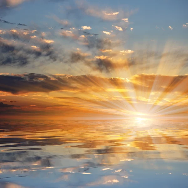 Kleurrijke hemel met wolken bij zonsondergang — Stockfoto