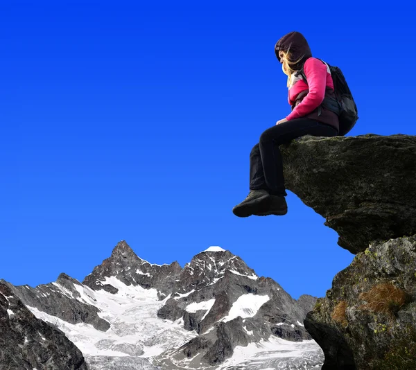 Девушка сидит на скале - Швейцарские Альпы, Европа — стоковое фото