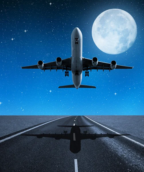 Landing passenger airplane — Stock Photo, Image