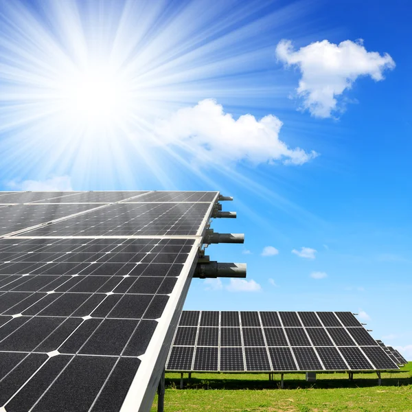 Güneş enerjisi panelleri — Stok fotoğraf