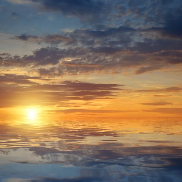 Cielo colorido con nubes al atardecer . — Foto de Stock