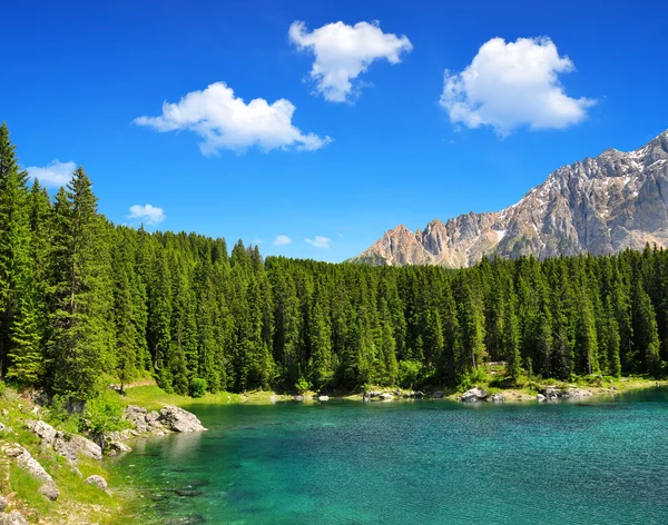 Carezza lake - Dolomiterna, Alperna, Italien — Stockfoto