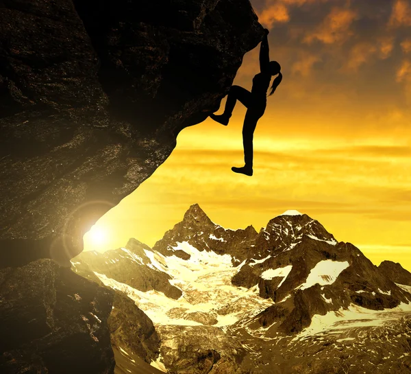 Silhoutte von Mädchen beim Klettern auf einem Felsen — Stockfoto