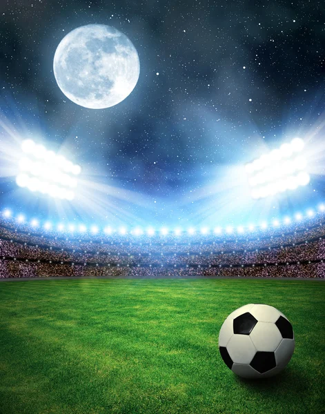Fotbalový míč v trávě — Stock fotografie