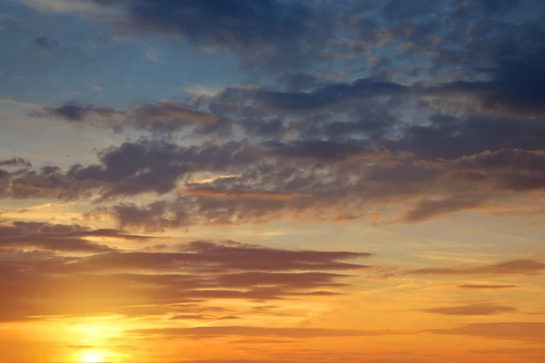 Céu colorido com nuvens ao pôr do sol — Fotografia de Stock