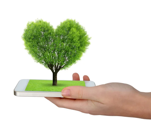 Mano sosteniendo un smartphone con un árbol en forma de corazón —  Fotos de Stock