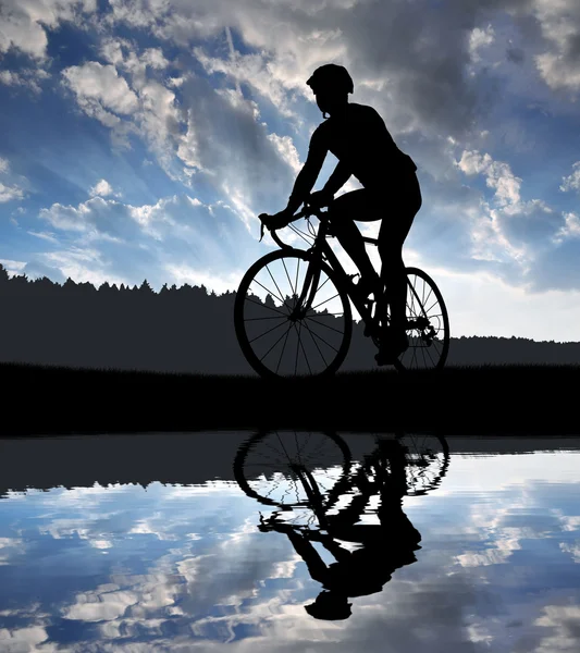 Велогонщик на дорожном велосипеде — стоковое фото