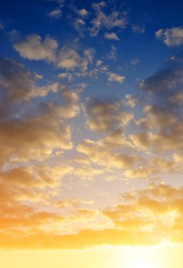 Gün batımında bulutlu renkli gökyüzü