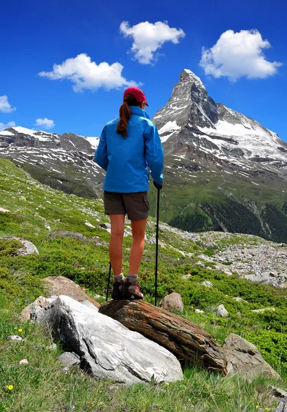 Chica en los Alpes Suizos — Foto de Stock