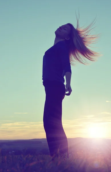 A naplemente, hosszú hajú lány — Stock Fotó
