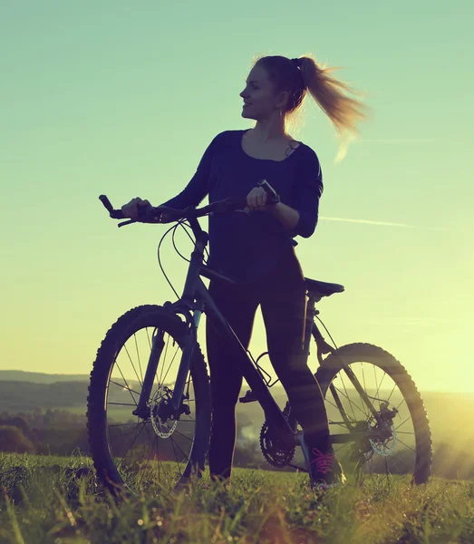 Chica en una bicicleta — Foto de Stock