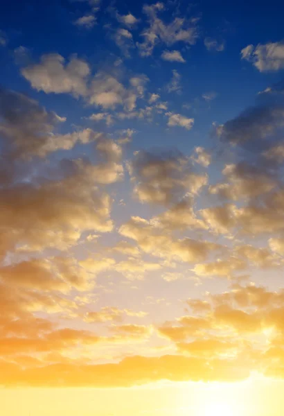 ท้องฟ้าที่มีสีสันที่มีเมฆในตอนพระอาทิตย์ตก — ภาพถ่ายสต็อก