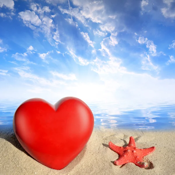 Starfish with heart on beach — Stock Photo, Image