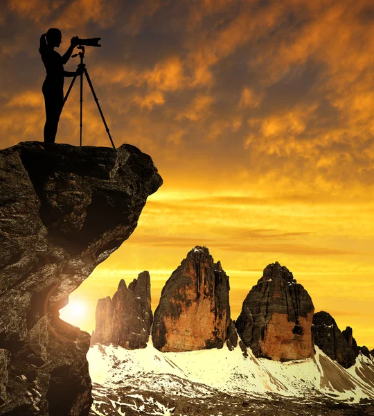 Fotógrafo fotografiando Tre Cime di Lavaredo — Foto de Stock