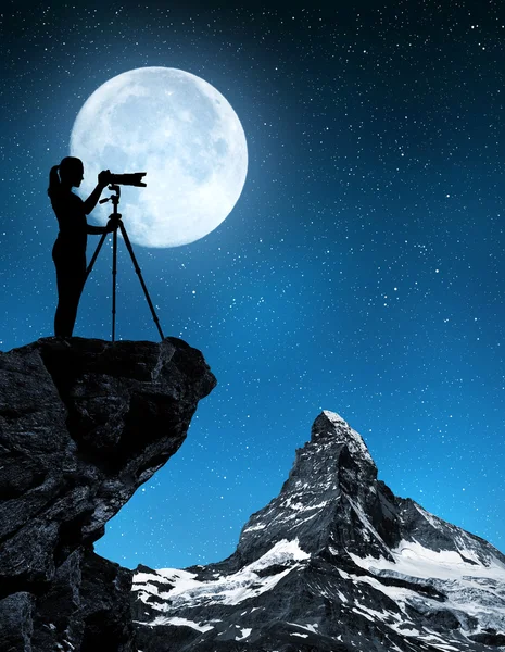 Fotógrafo fotografiando a Matterhorn — Foto de Stock