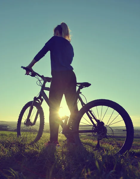 Mädchen auf einem Fahrrad — Stockfoto