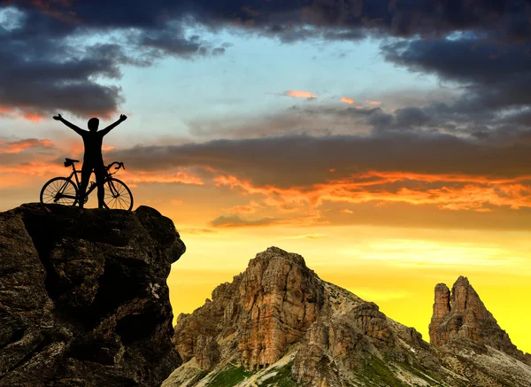 Fietser op fiets bij zonsondergang — Stockfoto