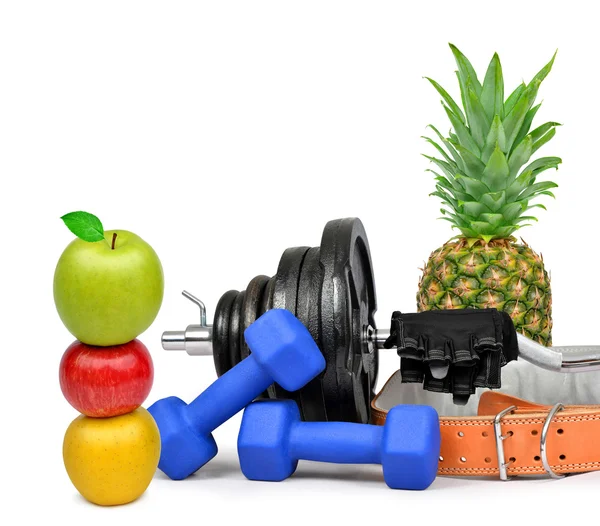 Fitness halteres com abacaxi e maçãs — Fotografia de Stock
