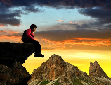 Bir kayanın üzerinde oturan kız