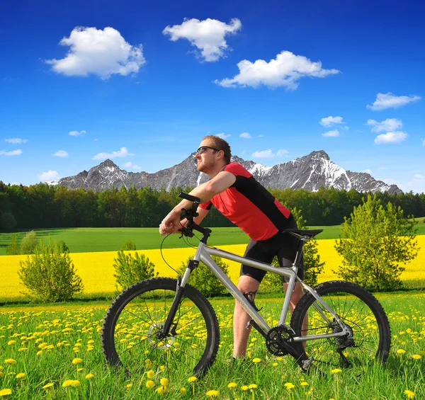 Ciclista com a bicicleta de montanha — Fotografia de Stock