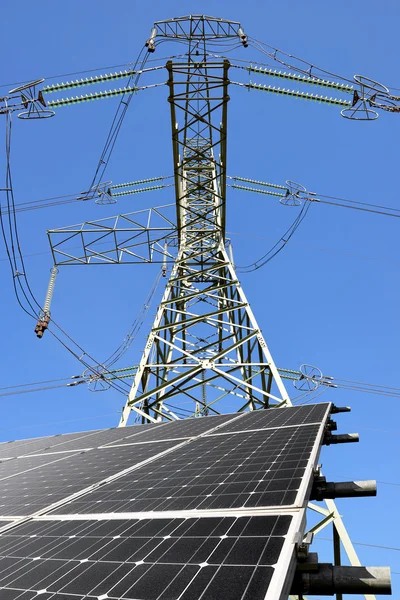 Pannelli a energia solare con pilone elettrico — Foto Stock