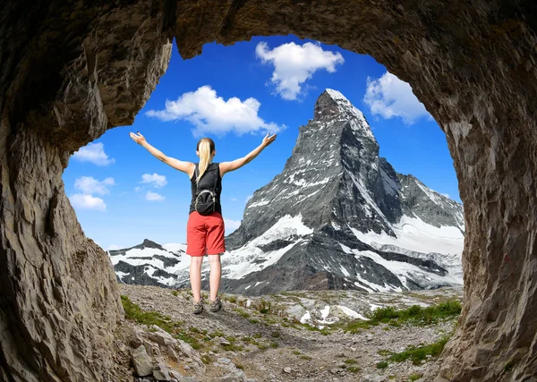 A lány egy utazást a svájci Alpokban — Stock Fotó