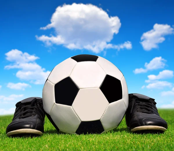 Pelota de fútbol y zapatos — Foto de Stock