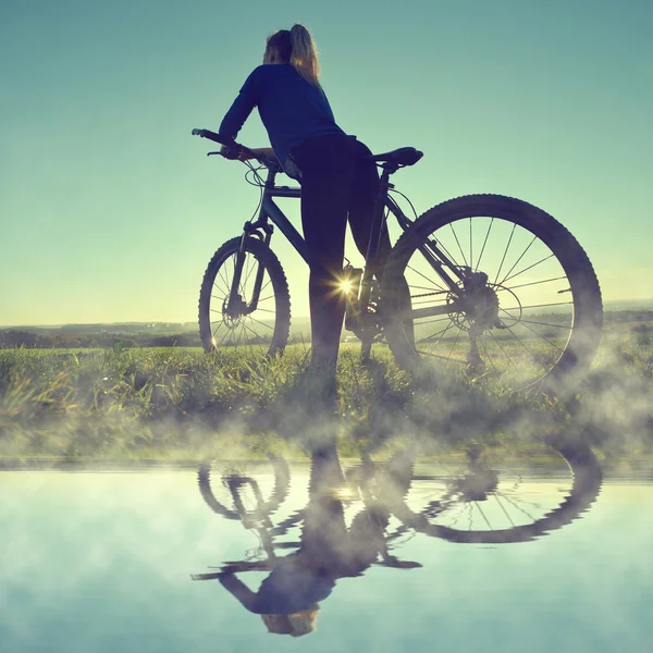 Fille sur un vélo — Photo