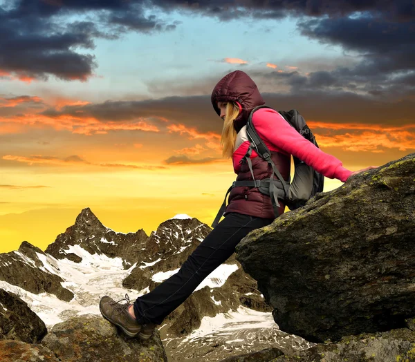 Mädchen sitzt auf Felsen — Stockfoto