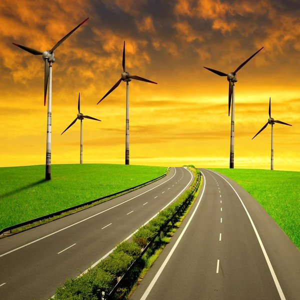 Carretera vacía con turbinas eólicas — Foto de Stock