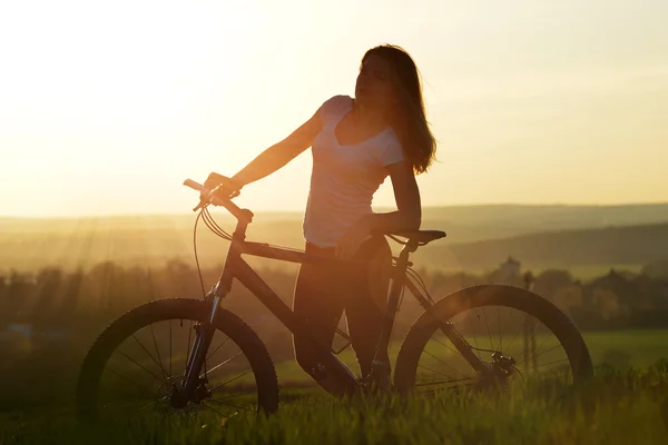 Bisiklet ile kız — Stok fotoğraf