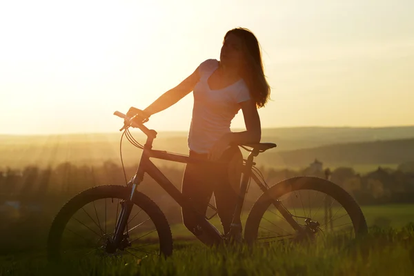 Menina com bicicleta — Fotografia de Stock