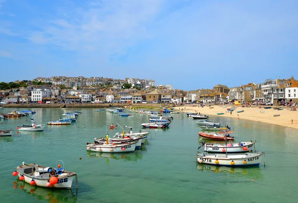 Риболовля і задоволення човна в гавані у St Ives — стокове фото