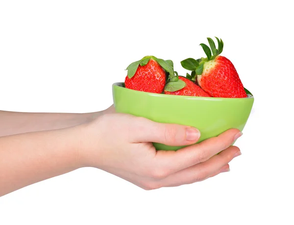 Händer som håller en skål med jordgubbar — Stockfoto