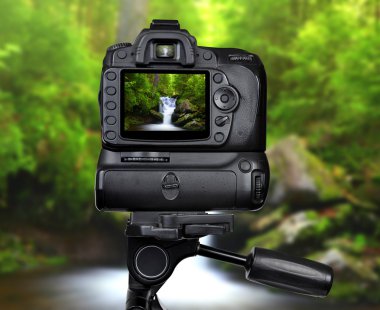 DSLR fotoğraf makinesi tripod üzerinde
