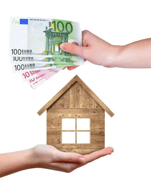 Ξύλινο σπίτι και τραπεζογραμμάτια ευρώ στα χέρια — Φωτογραφία Αρχείου