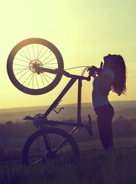 자전거를 타고 소녀 — 스톡 사진