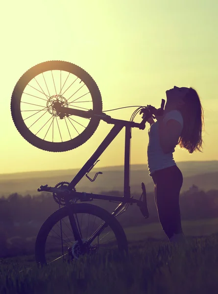 Chica en una bicicleta — Foto de Stock